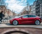 Un Model 3 circulando con la función de conducción totalmente autónoma.