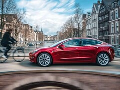 Un Model 3 circulando con la función de conducción totalmente autónoma.