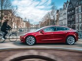 Un Model 3 circulando con la función de conducción totalmente autónoma.