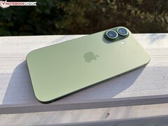 Vista trasera del iPhone verde Apple mostrando el módulo de doble cámara y el acabado mate. (Fuente de la imagen: Notebookcheck)