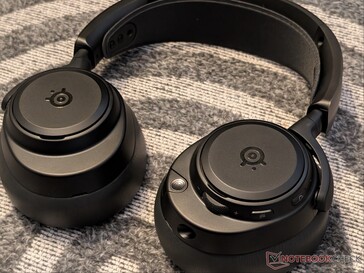 Los auriculares giran 90 grados para quedar planos cuando no se utilizan.
