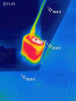 El cargador alcanza hasta 44,1°C bajo carga.