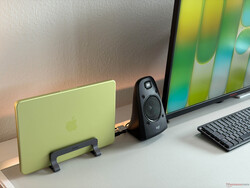 El MacBook Neo funciona bien conectado a una pantalla 4K con periféricos.