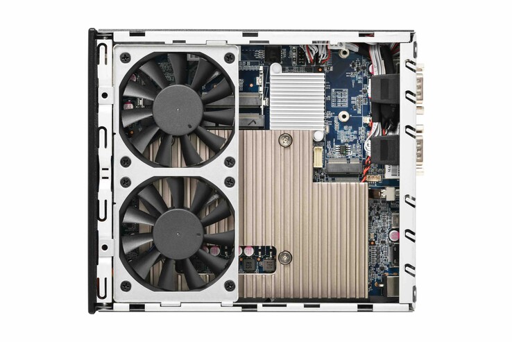 La disposición interna del mini PC Shuttle XPC Slim DH810, con ventiladores dobles. (Fuente de la imagen: Shuttle)