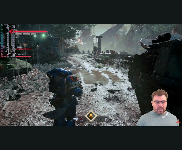 Escena de juego de Warhammer 40.000 Space Marine 2 con métricas de rendimiento en pantalla y el YouTuber apareciendo en una esquina durante la prueba. (Fuente de la imagen: The Phawx vía YouTube)
