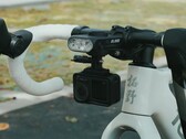 Un vistazo a la nueva luz para bicicleta, que se muestra aquí sin el ciclocomputador acoplado.