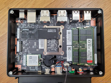 Al retirar el ventilador y el disipador de calor de la SSD quedan al descubierto las dos ranuras SODIMM DDR5, las dos ranuras de almacenamiento M.2 2280, la batería de la BIOS y el módulo WLAN M.2 extraíble