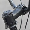 La bicicleta Boost Mini tiene una potencia plegable con palanca de liberación rápida. (Fuente de la imagen: Boost) 
