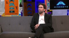 Una captura de pantalla de Leslie Benzies durante una entrevista con IGN