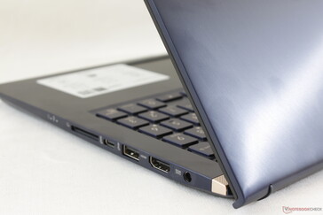 La misma tapa exterior de aluminio cepillado azul que ha definido la serie ZenBook