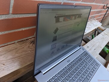 Uso del Lenovo ThinBook 15 Gen2 en exteriores (a la sombra en un día soleado)