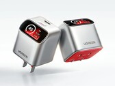 El cargador Ugreen X740 45W GaN luce una pantalla inteligente en ángulo.