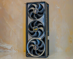 La ROG Astral RTX 5080 OC utiliza un sistema de refrigeración por ventilador de cuatro ejes