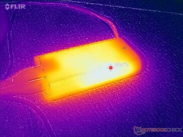 El adaptador de CA alcanza más de 38 C cuando está bajo carga