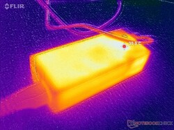 El adaptador de CA alcanza más de 40 C cuando está bajo carga
