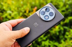 Un OnePlus 12 en color negro