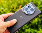 Un OnePlus 12 en color negro