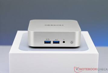 Geekom A8 - Puertos del panel frontal