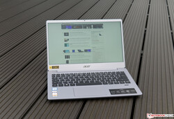 Uso del Acer Swift 3 SF313 en el exterior en un cielo cubierto