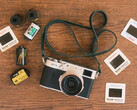 La nueva función del desarrollador para las cámaras Fujfilm se integrará en la aplicación Fujistyle ya existente. En la imagen, la cámara Fujfilm X100V junto a varios rollos de película. (Fuente de la imagen: Fuji X Weekly)