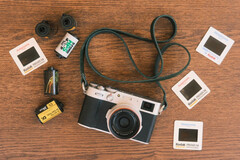 La nueva función del desarrollador para las cámaras Fujfilm se integrará en la aplicación Fujistyle ya existente. En la imagen, la cámara Fujfilm X100V junto a varios rollos de película. (Fuente de la imagen: Fuji X Weekly)