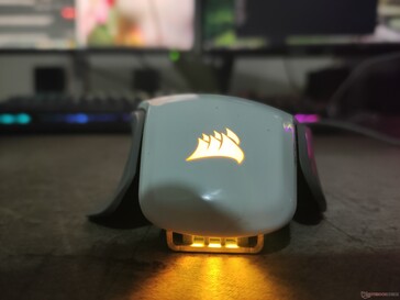 El logo Corsair y las parrillas debajo ofrecen un buen efecto de iluminación RGB.