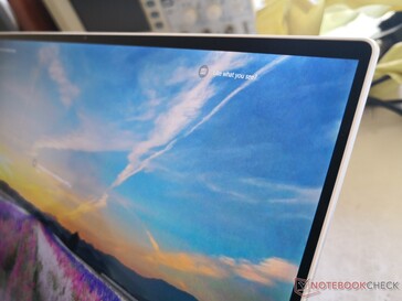 La webcam está a lo largo del borde superior a pesar de los estrechos biseles en los cuatro lados