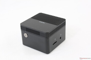 El mini PC es realmente diminuto, con sólo 61 x 61 x 43 cm.