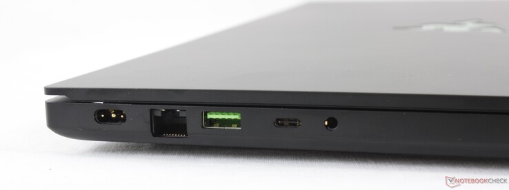 Izquierda: adaptador de CA, RJ-45 Gigabit, USB 3.2 Gen. 2 Tipo-A, USB 3.2 Gen. 2 Tipo-C, audio combinado de 3,5 mm