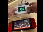 Un modder que utiliza el cable Link de la Nintendo Game Boy Advance para usar la GBA como mando de la Nintendo Switch
