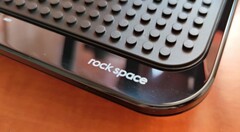 Primer plano del router inalámbrico Rockspace AC2100 (Fuente: propia)