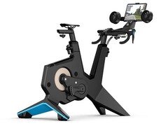 El Garmin Tacx NEO Bike Plus simula superficies exteriores como pistas de grava o adoquines. (Fuente de la imagen: Garmin)