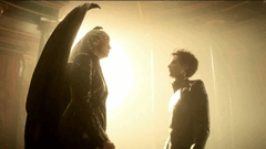 Lucifer y Sueño se enfrentan en un momento de tensión divina; uno de los muchos enfrentamientos visualmente impactantes de la segunda temporada de The Sandman. (Fuente de la imagen: Netflix)