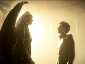 Lucifer y Sueño se enfrentan en un momento de tensión divina; uno de los muchos enfrentamientos visualmente impactantes de la segunda temporada de The Sandman. (Fuente de la imagen: Netflix)
