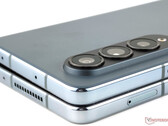Los rumores apuntan a que el Galaxy Z Fold5 será más pesado y voluminoso que su predecesor, en la imagen. (Fuente de la imagen: NotebookCheck)