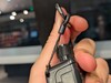 M1 viene con un cordón y un clip