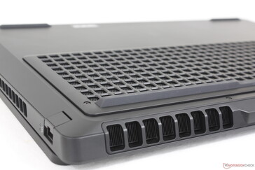 Abundantes rejillas de ventilación a lo largo de la parte trasera, los laterales y el panel inferior