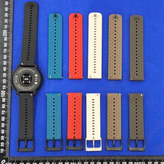 El Suunto Race 2 con varias correas de reloj de primera marca. (Fuente de la imagen: Autoridad Radiofónica Japonesa)