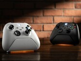 La base de carga 8BitDo Ultimate para mandos de Xbox en blanco y negro.