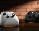 La base de carga 8BitDo Ultimate para mandos de Xbox en blanco y negro.