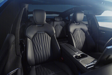 Xiaomi SU7 (2026) en el nuevo color Capri Blue: La berlina deportiva eléctrica recibe algo más que un pequeño lavado de cara. (Fuente de la imagen: Xiaomi)