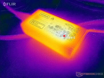 El adaptador de CA puede alcanzar los 40 C cuando funciona con cargas exigentes durante más de una hora