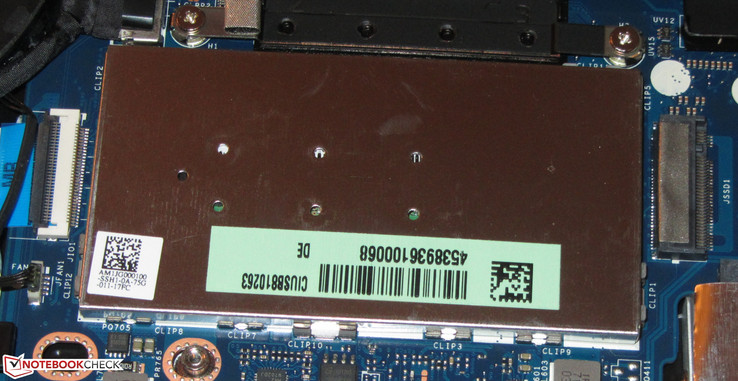 El módulo de RAM está protegido por una placa.