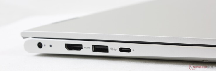 Izquierda: Adaptador de CA, HDMI 2.0, USB-A 3.2 Gen. 1, USB-C con Thunderbolt 4 + Entrega de energía y DisplayPort