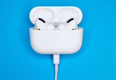 Los AirPods Pro personalizados se podrán pedir antes de que Apple elimine Lightning en favor de USB Type-C. (Fuente de la imagen: John Smit)