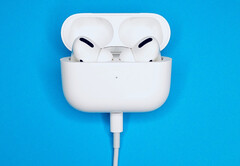 Los AirPods Pro personalizados se podrán pedir antes de que Apple elimine Lightning en favor de USB Type-C. (Fuente de la imagen: John Smit)