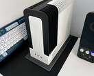 El Monochrome 2 es un PC SFF AMD Ryzen AI Max+ 395 sin ventilador. (Fuente de la imagen: TheJiral vía smallformfactor.net)