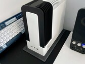 El Monochrome 2 es un PC SFF AMD Ryzen AI Max+ 395 sin ventilador. (Fuente de la imagen: TheJiral vía smallformfactor.net)