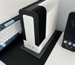 El Monochrome 2 es un PC SFF AMD Ryzen AI Max+ 395 sin ventilador. (Fuente de la imagen: TheJiral vía smallformfactor.net)