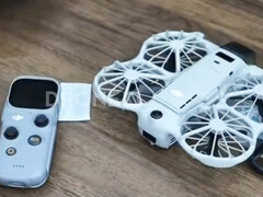 El DJI Neo 3 junto a su control remoto RC Mini, de derecha a izquierda.